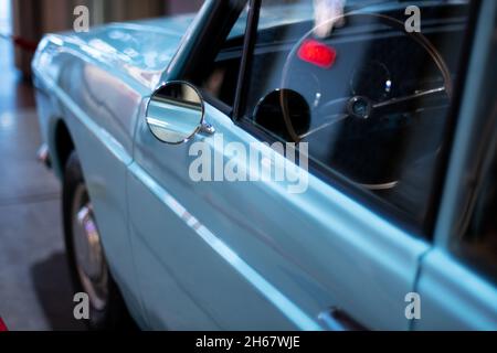 Izmir, Turquie - 21 juin 2021: Gros plan du miroir latéral de la marque Anadol A1 modèle et fabriqué en Turquie entre 1966-1975 voiture.Produit éditorial studi Banque D'Images