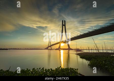 Coucher de soleil sur le pont VAM Cong sur le Mékong Banque D'Images