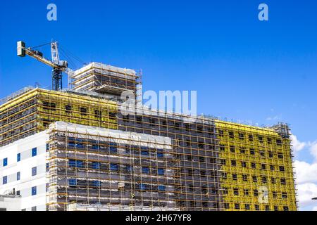 Nouvel hôpital en construction avec échafaudage étendu Banque D'Images