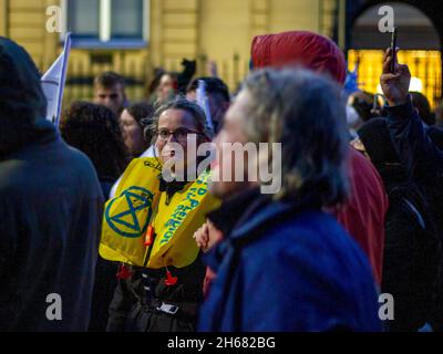 Les militants du changement climatique s'y sont partis à côté d'un système sonore, lors de la COP26, le 6 novembre 2021, sur Saltmarket, Glasgow, Écosse,ROYAUME-UNI Banque D'Images