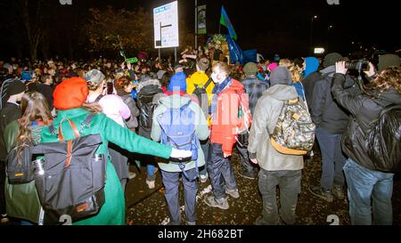 Les militants du changement climatique s'y sont partis à côté d'un système sonore, lors de la COP26, le 6 novembre 2021, sur Saltmarket, Glasgow, Écosse,ROYAUME-UNI Banque D'Images