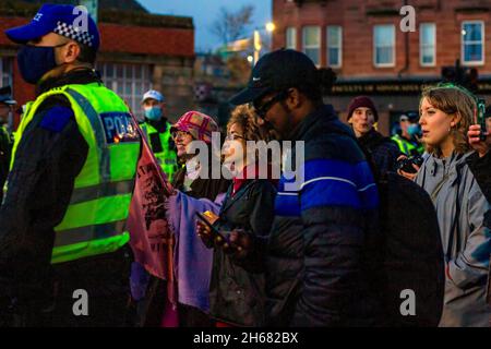 Les militants du changement climatique s'y sont partis à côté d'un système sonore, lors de la COP26, le 6 novembre 2021, sur Saltmarket, Glasgow, Écosse,ROYAUME-UNI Banque D'Images