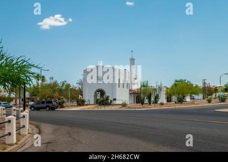 Scène de rue et église dans la ville d'Ajo, Arizona. Banque D'Images