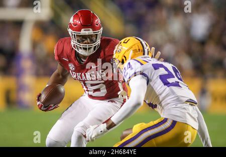 Bâton Rouge, LA, États-Unis.13 novembre 2021.Treylon Burks, un receveur de l'Arkansas (16), tente de dépasser Darren Evans (24) du LSU lors d'un match de football de la NCAA entre les Razorbacks de l'Arkansas et les Tigers du LSU au Tiger Stadium de Baton Rouge, LA.Jonathan Mailhes/CSM/Alamy Live News Banque D'Images