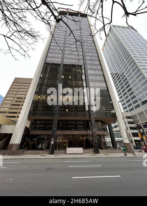 Calgary, Alberta, Canada - le 13 novembre 2021 : Altius centre.De grands gratte-ciel dans le centre-ville de Calgary. Banque D'Images