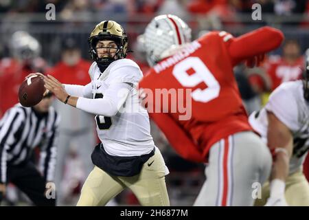 Columbus, États-Unis.13 novembre 2021.Le quarterback Purdue Boilermakers Aiden O'Connell (16) jette un col contre les Buckeyes de l'État de l'Ohio dans la seconde moitié à Columbus, Ohio, le samedi 13 novembre 2021.Photo par Aaron Josefczyk/UPI crédit: UPI/Alay Live News Banque D'Images