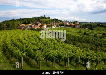 Village médiéval Smartno à Goriska Brda, région de la Slovénie. Banque D'Images