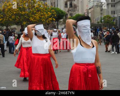 Les activistes du collectif 'Somos 2074' (nous sommes 2074 ans) se présentant dans la rue lorsque des centaines de manifestants ont envahi les rues de Lima dans le cadre des activités commémorant un an depuis la mort d'Inti Sotelo et Bryan Pintado,Deux jeunes militants péruviens ont été tués lors des manifestations du 14 novembre 2020, ce qui a forcé Manuel Merino, alors président du Pérou, à démissionner 5 jours seulement après son arrivée au pouvoir.Merino a été nommé président par le congrès après avoir destitué Martin Vizcarra, qui à son tour a remplacé Pedro Pablo Kuczynski, également congédié par le congrès. Banque D'Images