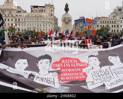 Des centaines de manifestants sont descendus dans les rues de Lima dans le cadre des activités commémorant un an après la mort d'Inti Sotelo et de Bryan Pintado, deux jeunes militants péruviens tués lors des manifestations du 14 novembre 2020,Ce qui a forcé le président du Pérou de l'époque, Manuel Merino, à démissionner 5 jours seulement après son entrée en fonction.Merino a été nommé président par le congrès après avoir destitué Martin Vizcarra, qui à son tour a remplacé Pedro Pablo Kuczynski, également congédié par le congrès. Banque D'Images