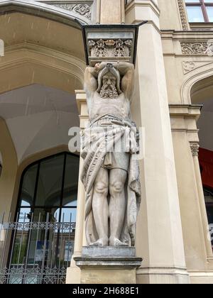 Statue ornant le Musée des cinq continents (en allemand : Musée Fünf Kontinente) à Munich, en Allemagne.C'est un musée pour les œuvres d'art et les objets non européens o Banque D'Images