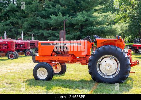 Un tracteur de ferme Allis Chalmers orange à 170 rangs exposé lors d'un salon de tracteurs à Warren, Indiana, États-Unis. Banque D'Images