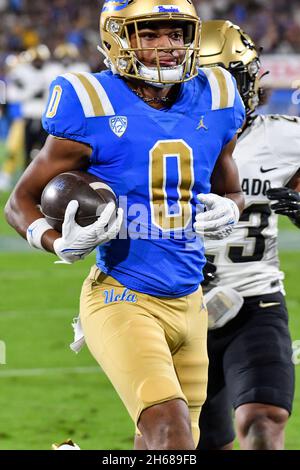 Pasadena, CA.13 novembre 2021.UCLA Bruins Wide Receiver Kam Brown #0 en action pendant le deuxième trimestre du NCAA football jeu entre les Bruins UCLA et les Colorado Buffaloes au Rose Bowl à Pasadena, Californie.obligatoire photo Credit: Louis Lopez/Cal Sport Media/Alay Live News Banque D'Images