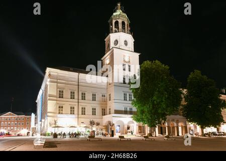 Vue sur le bâtiment blanc du musée de Salzbourg situé dans le bâtiment neue Residenz et la fontaine de la résidence sur la place residenzbrunnen. Banque D'Images