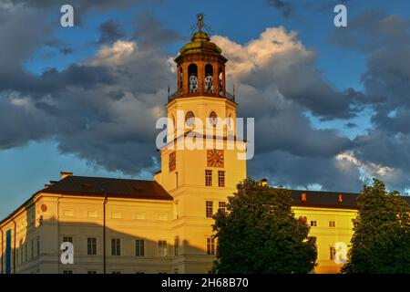 Vue sur le bâtiment blanc du musée de Salzbourg situé dans le bâtiment neue Residenz et la fontaine de la résidence sur la place residenzbrunnen. Banque D'Images