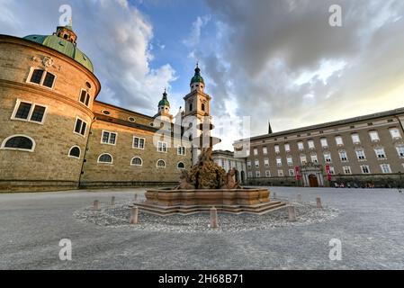 Residenzbrunnen fontaine sur la place Residenzplatz Salzbourg, Autriche. Residenzplatz est l'un des endroits les plus populaires dans la région de Salzbourg. Banque D'Images