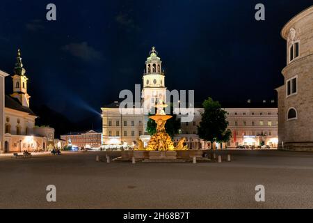 Vue sur le bâtiment blanc du musée de Salzbourg situé dans le bâtiment neue Residenz et la fontaine de la résidence sur la place residenzbrunnen. Banque D'Images