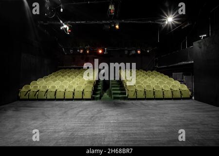 image d'un petit auditorium avec fauteuils verts Banque D'Images