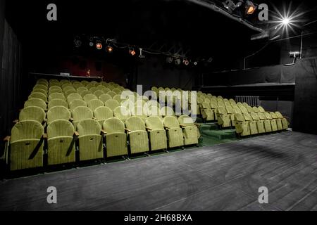 image d'un petit auditorium avec fauteuils verts Banque D'Images