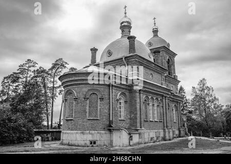 Résurrection : tête du monastère de Valaam au milieu des arbres.Île de Valaam, Carélie, Russie.Noir et blanc. Banque D'Images