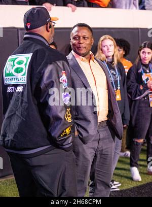 Stillwater, Oklahoma, États-Unis.13 novembre 2021.Barry Sanders, vainqueur du trophée Heisman et ancien élève des Cowboys de l'État de l'Oklahoma, discutant avec de vieux coéquipiers pendant le match le samedi 13 novembre 2021 au stade Boone Pickens de Stillwater, Oklahoma.(Image de crédit : © Nicholas Rutledge/ZUMA Press Wire) Banque D'Images