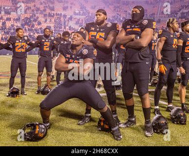 Stillwater, Oklahoma, États-Unis.13 novembre 2021.Certains des joueurs des cow-boys de l'État d'Oklahoma posant pour le cameraÃs après une victoire stellaire sur la TCU Horned Frogs le samedi 13 novembre 2021 au stade Boone Pickens de Stillwater, Oklahoma.(Image de crédit : © Nicholas Rutledge/ZUMA Press Wire) Banque D'Images