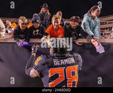 Stillwater, Oklahoma, États-Unis.13 novembre 2021.Oklahoma State Cowboys Corner back de'kelvion BeamOn (28) signant des autographes pour les enfants après le match le samedi 13 novembre 2021 au stade Boone Pickens à Stillwater, Oklahoma.(Image de crédit : © Nicholas Rutledge/ZUMA Press Wire) Banque D'Images