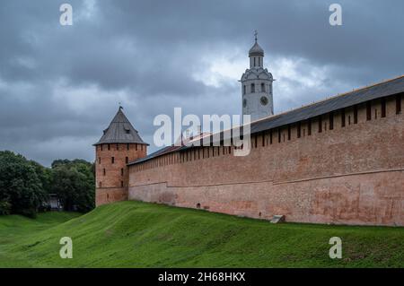 Vue panoramique sur le Kremlin de Novgorod contre le ciel sombre de la tempête.Veliky Novgorod, Russie. Banque D'Images