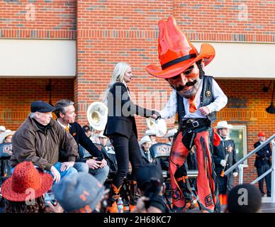 Stillwater, Oklahoma, États-Unis.13 novembre 2021.Le pistolet Pete et le président Shrum se bousculer tandis que la foule se rassemble pour immortaliser Barry Sanders avec une statue qui symbolise ses réalisations tout au long de son université et de sa carrière à la NFL.(Image de crédit : © Nicholas Rutledge/ZUMA Press Wire) Banque D'Images