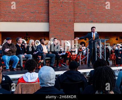 Stillwater, Oklahoma, États-Unis.13 novembre 2021.Mike Gundy, entraîneur en chef des Cowboys d'État de l'Oklahoma, évoque les journées du football avec Barry Sanders lors de leur carrière dans le football universitaire.(Image de crédit : © Nicholas Rutledge/ZUMA Press Wire) Banque D'Images