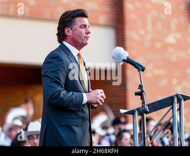 Stillwater, Oklahoma, États-Unis.13 novembre 2021.Mike Gundy, entraîneur en chef des Cowboys d'État de l'Oklahoma, évoque les journées du football avec Barry Sanders lors de leur carrière dans le football universitaire.(Image de crédit : © Nicholas Rutledge/ZUMA Press Wire) Banque D'Images