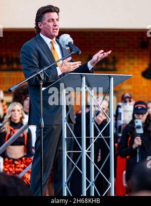 Stillwater, Oklahoma, États-Unis.13 novembre 2021.Mike Gundy, entraîneur en chef des Cowboys d'État de l'Oklahoma, évoque les journées du football avec Barry Sanders lors de leur carrière dans le football universitaire.(Image de crédit : © Nicholas Rutledge/ZUMA Press Wire) Banque D'Images