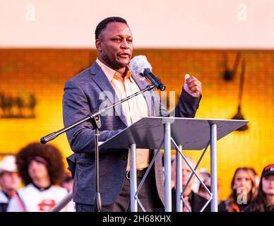 Stillwater, Oklahoma, États-Unis.13 novembre 2021.Barry Sanders parle de ses journées à jouer pour l'entraîneur Jones et à l'époque Mike Gundy comme quart de quart le samedi 13 novembre 2021.(Image de crédit : © Nicholas Rutledge/ZUMA Press Wire) Banque D'Images