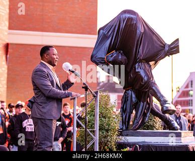 Stillwater, Oklahoma, États-Unis.13 novembre 2021.Barry Sanders met en paroles ce que le fait d'avoir cette statue à l'extérieur du stade Boone Pickens signifie pour lui et sa famille le samedi 13 novembre 2021 à Stillwater, Oklahoma.(Image de crédit : © Nicholas Rutledge/ZUMA Press Wire) Banque D'Images