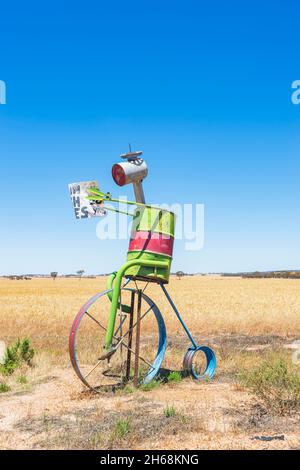 Exposition originale d'un cheval sur une Pennyfarthing le long de la Tin Horse Highway, Kulin, The Wheatbelt, Australie occidentale, WA,Australie Banque D'Images