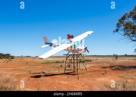 Exposition originale d'un cheval sur un avion le long de la Tin Horse Highway, Kulin, The Wheatbelt, Australie occidentale, WA,Australie Banque D'Images