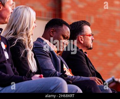 Stillwater, Oklahoma, États-Unis.13 novembre 2021.Barry Sanders écoute les paroles que l'entraîneur Mike Gundy parle de lui lors du dévoilement de la statue de SanderÃs devant le stade Boone Pickens à Stillwater, Oklahoma, le samedi 13 novembre 2021.(Image de crédit : © Nicholas Rutledge/ZUMA Press Wire) Banque D'Images