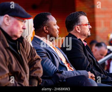 Stillwater, Oklahoma, États-Unis.13 novembre 2021.Barry Sanders écoute les paroles que l'entraîneur Mike Gundy parle de lui lors du dévoilement de la statue de SanderÃs devant le stade Boone Pickens à Stillwater, Oklahoma, le samedi 13 novembre 2021.(Image de crédit : © Nicholas Rutledge/ZUMA Press Wire) Banque D'Images