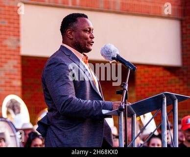 Stillwater, Oklahoma, États-Unis.13 novembre 2021.Barry Sanders parle de ses journées à jouer pour l'entraîneur Jones et à l'époque Mike Gundy comme quart de quart le samedi 13 novembre 2021.(Image de crédit : © Nicholas Rutledge/ZUMA Press Wire) Banque D'Images