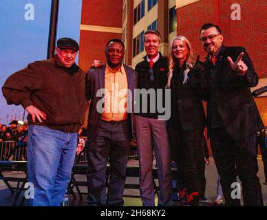 Stillwater, Oklahoma, États-Unis.13 novembre 2021.Barry Sanders et l'entraîneur Pat Jones posent avec le personnel actuel de l'État de l'Oklahoma pour une photo lors du dévoilement d'une statue pour commémorer les réalisations de Sanders dans tout le collège et dans la NFL.(Image de crédit : © Nicholas Rutledge/ZUMA Press Wire) Banque D'Images