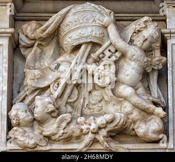 Detalle de Escudo con Ángeles en la catedral de Cádiz, Espagne Banque D'Images