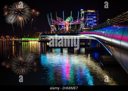 Feu d'artifice lunaire du nouvel an pour accueillir la nouvelle année à CAN Tho Banque D'Images