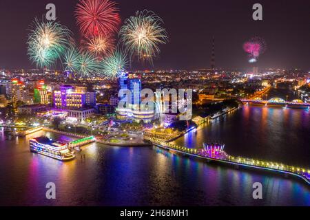 Feu d'artifice lunaire du nouvel an pour accueillir la nouvelle année à CAN Tho Banque D'Images