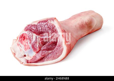 Gros plan de la jambe de porc crue isolée sur blanc Banque D'Images