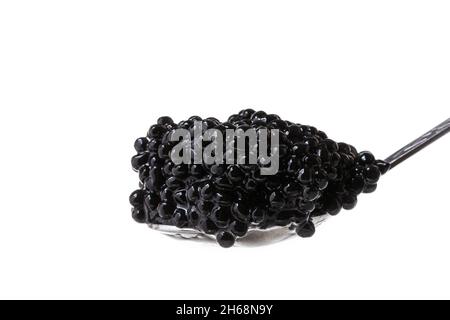 Cuillère avec caviar noir isolé sur blanc Banque D'Images