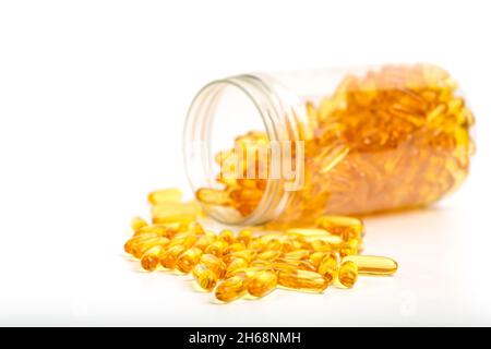 Isolat de l'huile de poisson dans des capsules de gélatine.Vitamines Omega en pilules dorées sur fond blanc vierge.Médecine, pharmacie, médicaments et huiles de multivitamines concept.Photo de haute qualité Banque D'Images