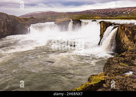 La majestueuse cascade de Godafoss, près de Laugar, au nord de l'Islande Banque D'Images