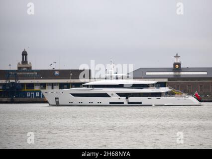 14/11/2021 Gravesend Royaume-Uni nouveau super yacht Moon Sand a été lancé cette année et est un 55,5 m de luxe yacht avec un courant d'eau peu profond pour l'exploration Banque D'Images