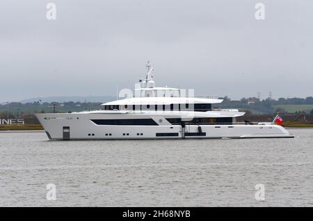 14/11/2021 Gravesend Royaume-Uni nouveau super yacht Moon Sand a été lancé cette année et est un 55,5 m de luxe yacht avec un courant d'eau peu profond pour l'exploration Banque D'Images