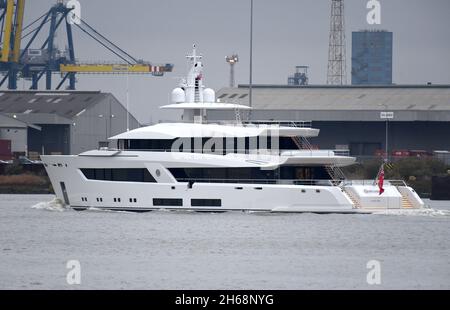 14/11/2021 Gravesend Royaume-Uni nouveau super yacht Moon Sand a été lancé cette année et est un 55,5 m de luxe yacht avec un courant d'eau peu profond pour l'exploration Banque D'Images