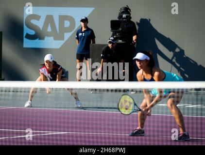 ENA Shibahara et Shuko Aoyama du Japon en action lors du deuxième match de robin lors des finales Akron WTA 2021 Guadalajara, Masters WTA tennis Tournament le 12 novembre 2021 à Guadalajara, Mexique - photo: Rob Prange/DPPI/LiveMedia Banque D'Images